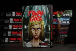 Verschiedene Teile des Final Girl Brettspiels über einander gestapelt